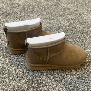 *Rare Color* UGG Classic Ultra Mini - Antilope